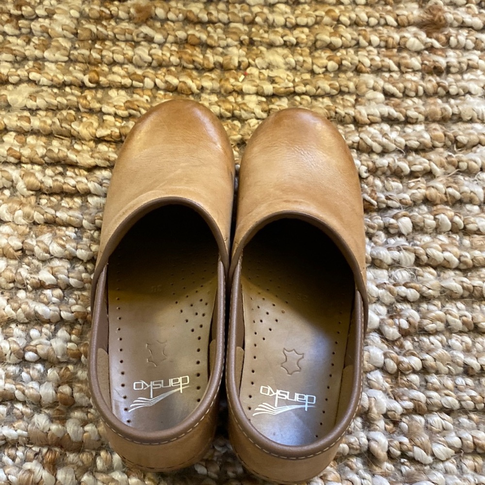 Dansko Professional Clog Honey Distressed size EU 38 or Women’s 7.5-8